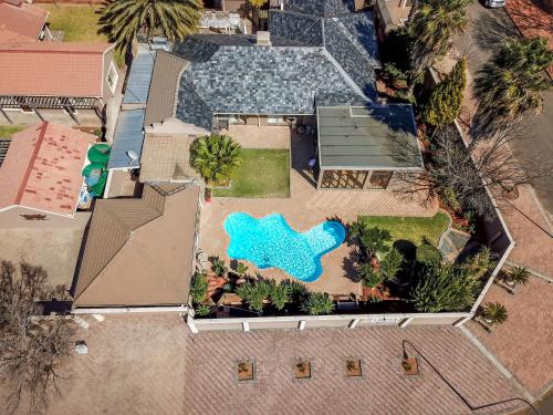 an overhead view of a backyard with a pool at Royl Court Guesthouse in Kimberley