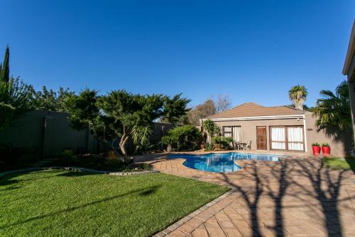 a house with a swimming pool in a yard at Royl Court Guesthouse in Kimberley