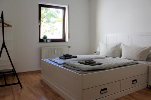 ヴュルツブルクにあるModernes Apartment im Herzen von Würzburgの白いベッド(タオル2枚付)