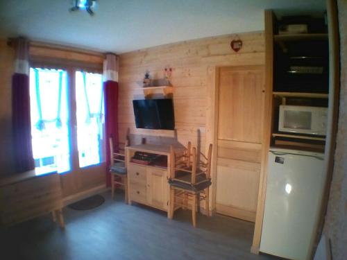 een keuken met een bureau, een magnetron en een koelkast bij Appartement Pyrénées 2000 in Font-Romeu