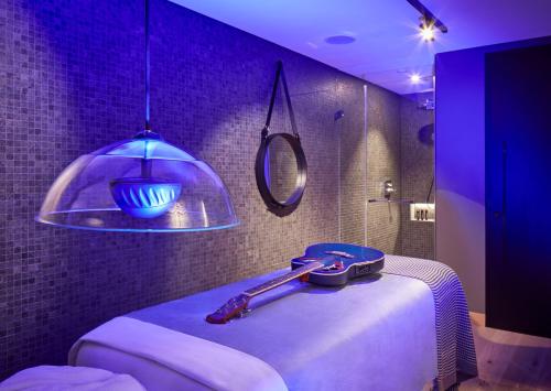 ダボスにあるHard Rock Hotel Davosのバスルーム(ガラスのボウル、テーブルの上の道具付)