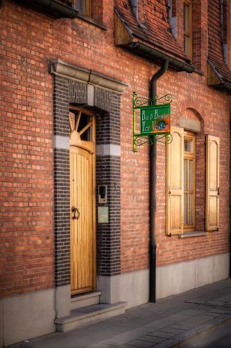a street sign on the side of a brick building at B&B Ter Vesten in Ypres