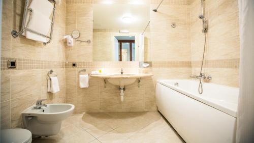 Bilik mandi di Hestia Hotel Jugend
