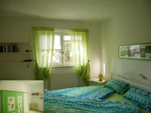 - une chambre avec un lit et une fenêtre dans l'établissement Fewo Zum alten Bergdoktor, à Bad Liebenstein