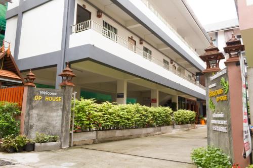 Bangunan di mana terletaknya rumah tamu ini