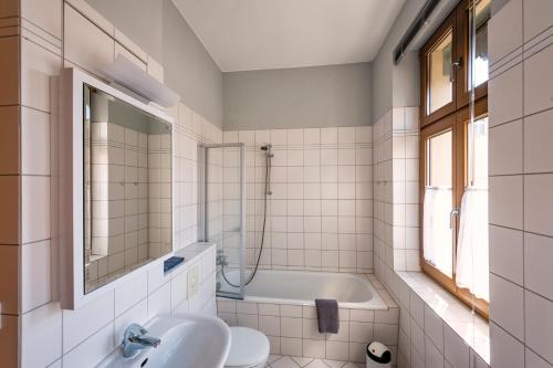 a bathroom with a sink and a bath tub at Ferienwohnungen am Schloss in Lutherstadt Wittenberg