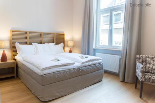 ein Schlafzimmer mit einem großen Bett und einem Fenster in der Unterkunft Cottage Rheingau Hotel in Walluf