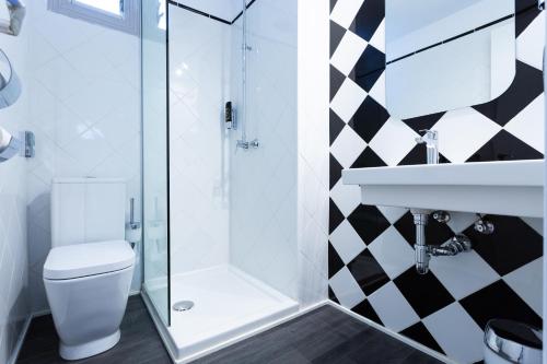 W łazience znajduje się prysznic, toaleta i umywalka. w obiekcie La Concha Soul Boutique Hotel w mieście Paguera
