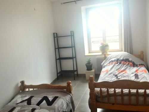 une chambre avec un lit et une fenêtre dans l'établissement l'île au Trésor : Chambre, à Le Monastier sur Gazeille