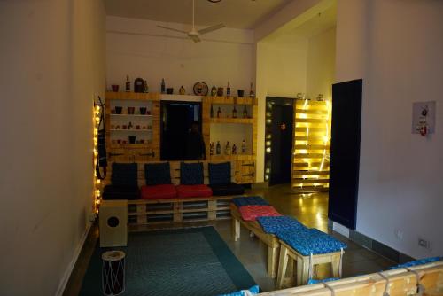 una sala de estar con sofás y sillas. en Shepherd Stories - Community stay for Social Entrepreneurs, en Hyderabad