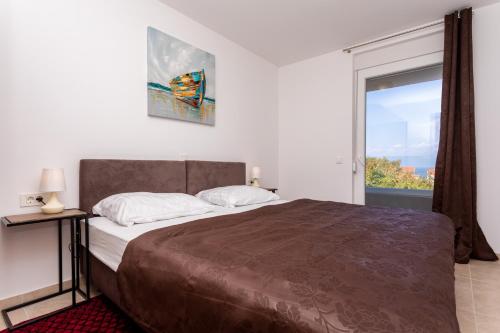 ein Schlafzimmer mit großem Bett und Fenster in der Unterkunft Villa Neda in Malinska