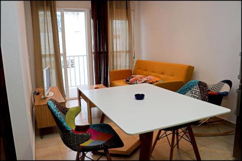 コニル・デ・ラ・フロンテーラにあるApartamento San Lucasのリビングルーム(白いテーブル、椅子付)