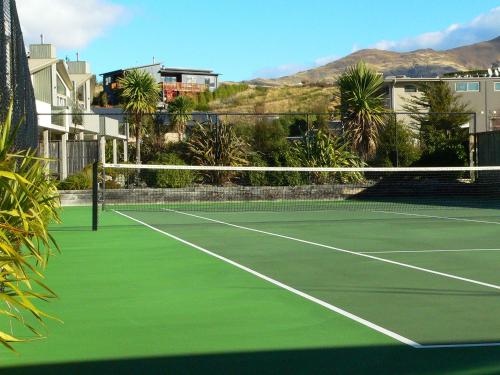Distinction Wanaka Alpine Resort或附近的網球場和／或壁球場