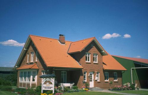 una casa grande con techo naranja en Obsthof Fock en Mittelnkirchen