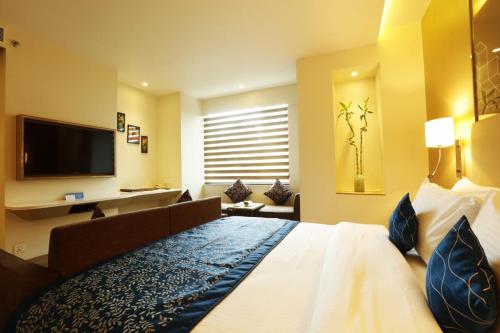 Un pat sau paturi într-o cameră la Days Hotel Jaipur Tonk Road By Wyndham