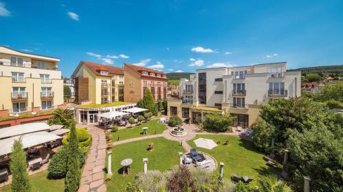 an apartment complex with a park in a city at Hotel Villa Toskana in Leimen