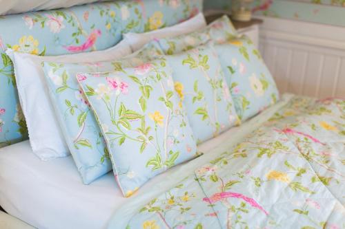 a group of pillows on a bed in a room at Oleander Romantik Zimmer in Trausdorf