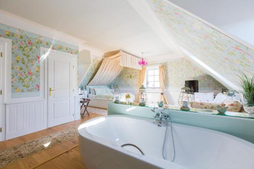a bathroom with a bath tub in a room at Oleander Romantik Zimmer in Trausdorf