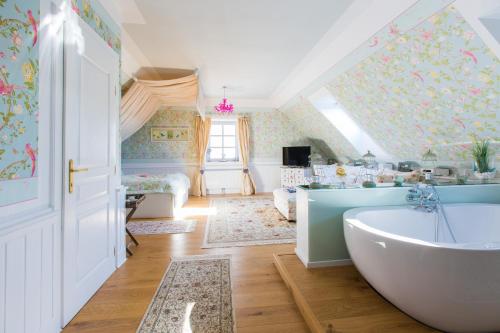 a bathroom with a tub in the middle of a room at Oleander Romantik Zimmer in Trausdorf