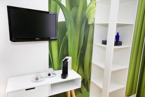TV a/nebo společenská místnost v ubytování Hotel Reverey * kontaktloser Self Check-In *