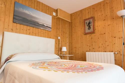 セネス・デ・ラ・ベガにあるRincón de Encarniの木製の壁のベッドルーム1室(ベッド2台付)