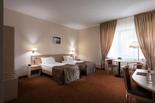 Postel nebo postele na pokoji v ubytování ONOVO Dendra Hotel
