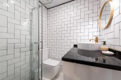 ラスパルマス・デ・グランカナリアにあるLittle 38のバスルーム(洗面台、トイレ、鏡付)
