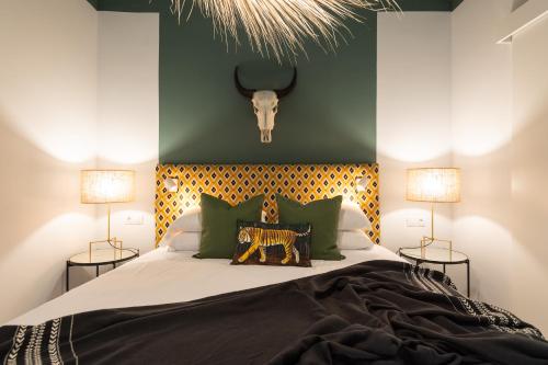 ラスパルマス・デ・グランカナリアにあるLittle 38のベッドルーム1室(ベッド1台、ヘッドボード、ランプ2つ付)
