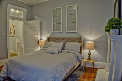Tempat tidur dalam kamar di Downtown Savannah Oasis