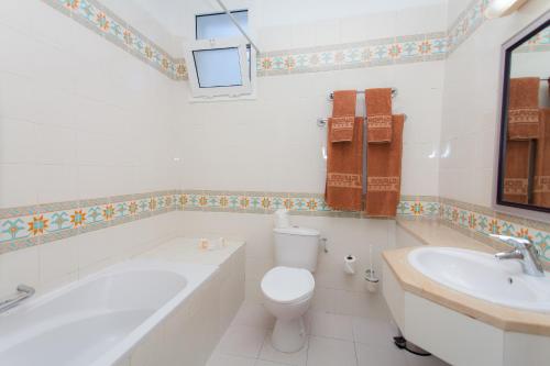 a bathroom with a tub and a toilet and a sink at El Mouradi Club Selima in Port El Kantaoui
