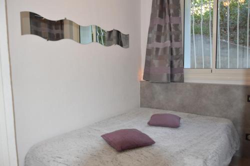 un lit dans une chambre avec une fenêtre dans l'établissement Coste Location Cassis, à Cassis