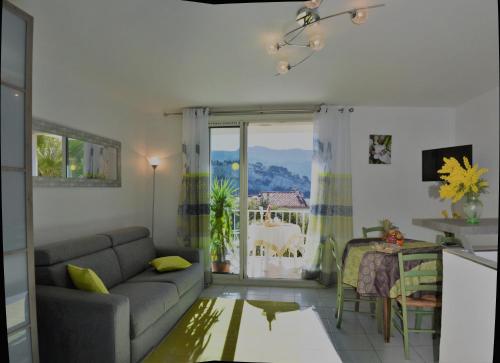 un salon avec un canapé et une table dans l'établissement Coste Location Cassis, à Cassis