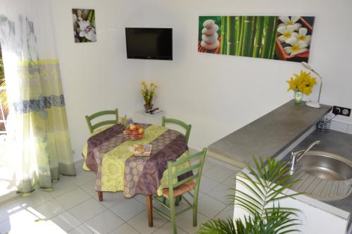 une cuisine avec une table et un évier et une table et des chaises dans l'établissement Coste Location Cassis, à Cassis