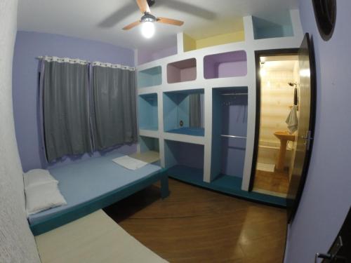 Un pat sau paturi într-o cameră la Rock n Hostel