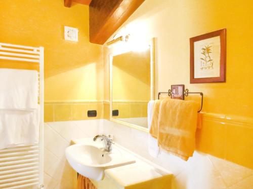Villa Profidia في Grutti: حمام مع حوض ومرآة