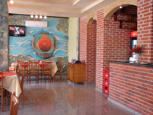 パヴェル・バニャにあるСпа Хотел Калифорнияのダイニングルーム(テーブル付)