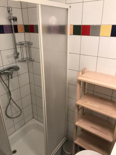 インスブルックにあるAppartement Rainer Sistransのバスルーム(シャワー、トイレ付)