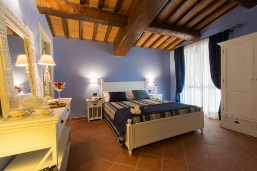 Villa Profidia في Grutti: غرفة نوم مع سرير وخزانة مع مرآة