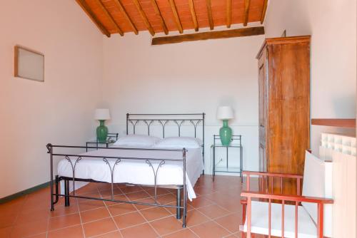 A bed or beds in a room at Taglialegna a Montefiorile