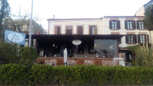 un edificio con un restaurante frente a él en Aliye Hanim Hotel, en Ayvalık