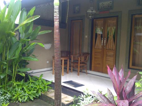 Jardín al aire libre en Trijaya Guest House Pemuteran