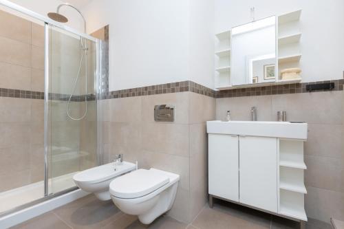 La salle de bains est pourvue de toilettes, d'un lavabo et d'une douche. dans l'établissement Comfortable and Convenient apt in the center - Zanobi Delux, à Florence
