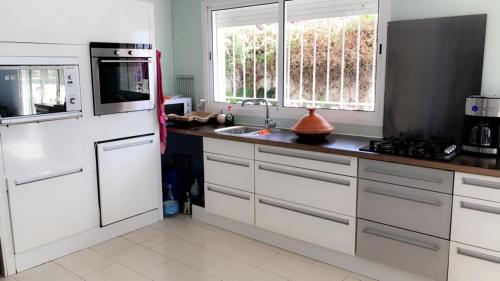 Η κουζίνα ή μικρή κουζίνα στο Villa Tanger Cap Spartel
