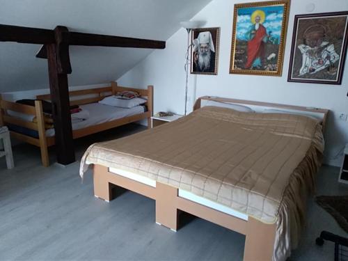Giường trong phòng chung tại Apartman Vrdničak