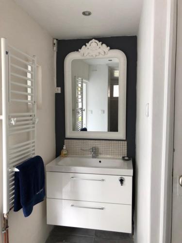 サン・マロにあるLa Suite Nolyvanのバスルーム(白い洗面台、鏡付)