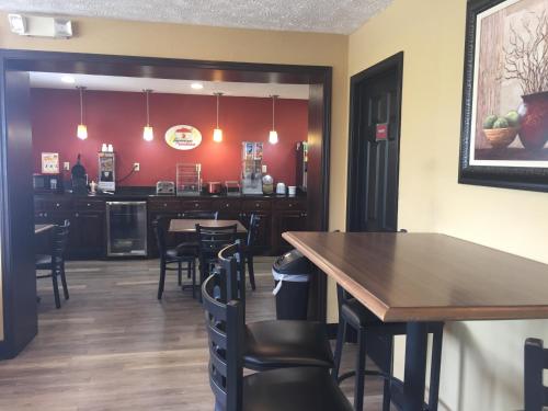 una sala da pranzo con tavolo e sedie di Super 8 by Wyndham Jackson a Jackson