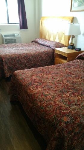 Giường trong phòng chung tại Ontario Inn
