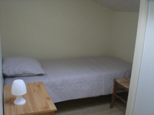 ロンジュヴィル・シュル・メールにあるLa Saligotiereの小さなベッドルーム(ベッド1台、テーブル付)