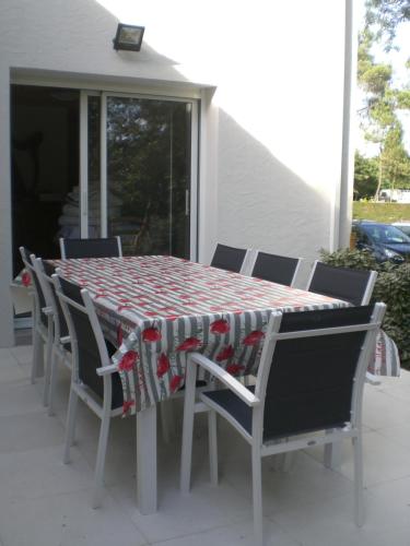una mesa y sillas con un mantel rojo y blanco en La Saligotiere, en Longeville-sur-Mer