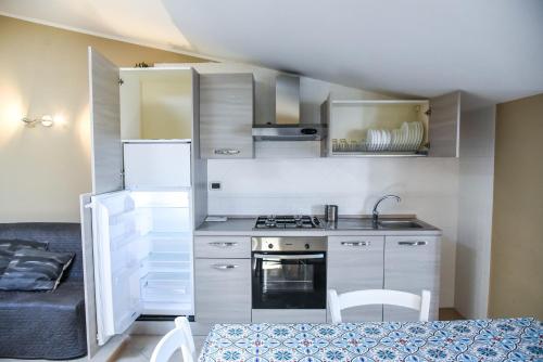 una piccola cucina con fornelli e frigorifero di Attic Aries a Montesilvano